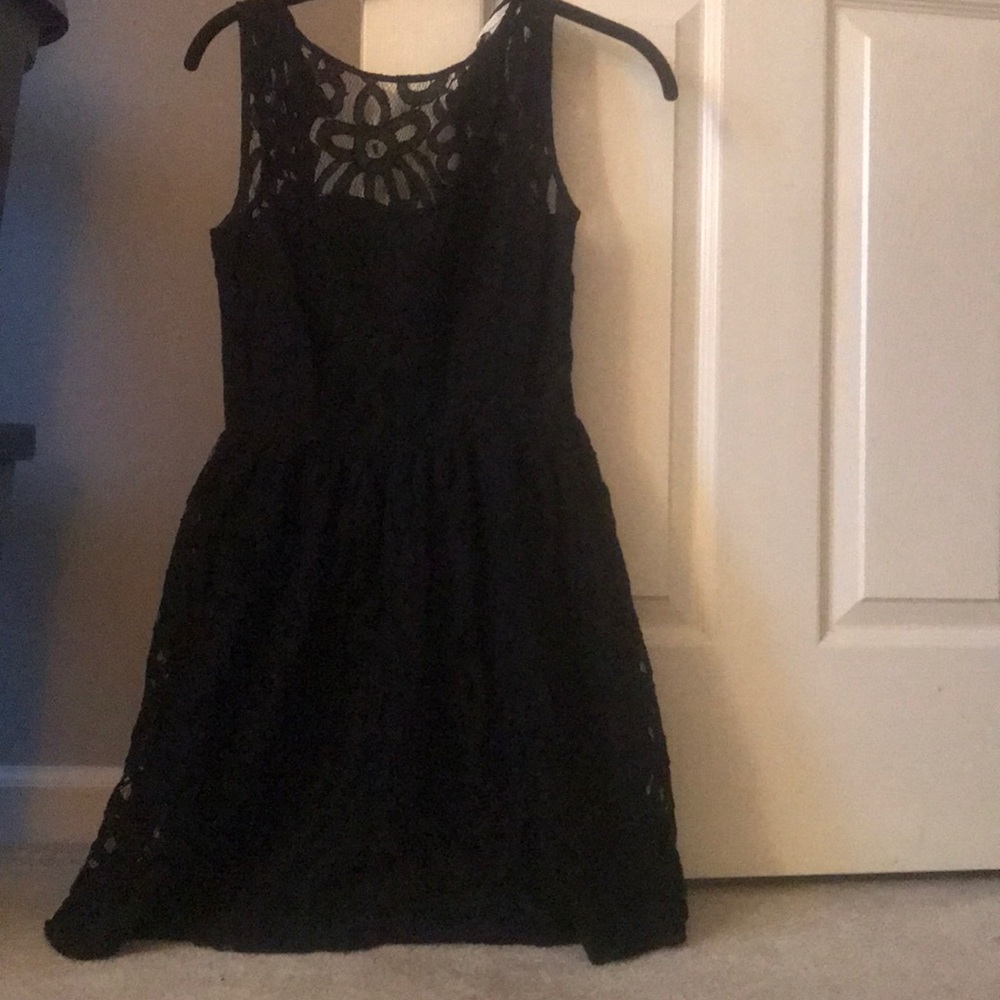 Black sleeveless dress